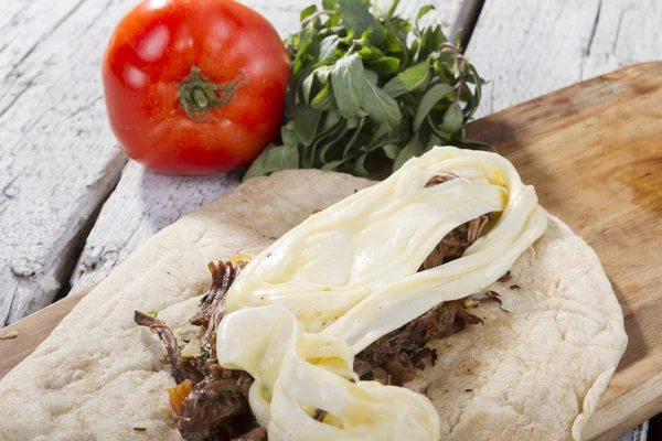 Zubereitung Von Leckerem Kebab Mit Fleisch Käse Und Tomaten — Stockfoto