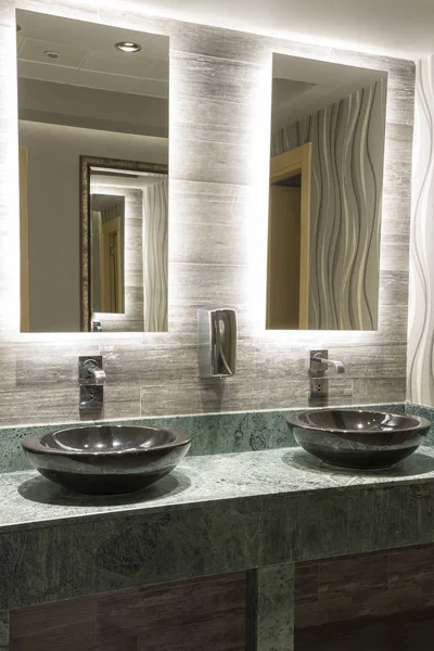 Yeşil özel tasarım mermer Counter, siyah Top Counter lavabo, güzel pembe çiçek, krom musluk, metal sabun dispenseri ve bej dokulu duvar karoları, ofis binası içinde ticari ortak banyo