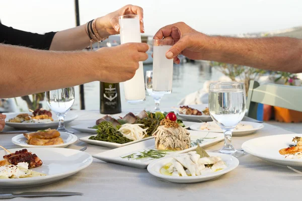 Menschen Essen Verschiedene Meeresfrüchte Und Trinken Outdoor Café — Stockfoto