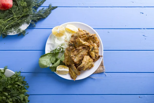 Pescado Frito Con Verduras Limón Sobre Mesa Madera Azul Mariscos —  Fotos de Stock