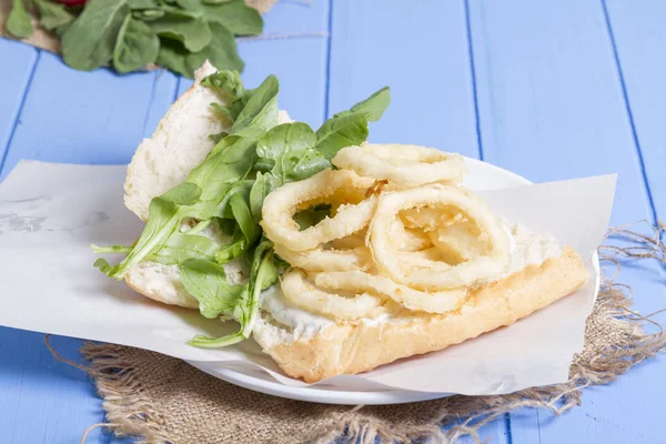 Délicieux Sandwich Aux Anneaux Frits Servi Avec Une Assiette Cercle — Photo