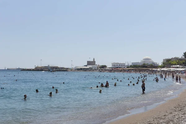 Rhodes Griekenland Augustus 2017 Toeristen Zijn Zwemmen Elli Beach Die — Stockfoto