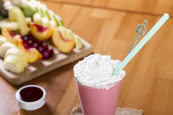 Leckerer Gesunder Erdbeer Smoothie Cocktailglas Mit Beerenmarmelade Und Frischen Früchten — Stockfoto