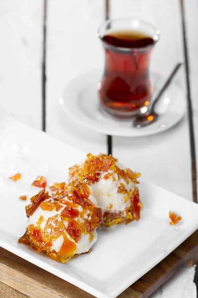 Вкусный Сладкий Ванильный Десерт Покрытием Карамельного Сахара — стоковое фото