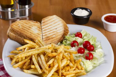 Lezzetli ekmek sandviçler tost ve altın kızarmış patates kızartması