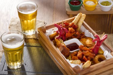 Soğuk köpüklü altın soğutulmuş cam, taslak bira hizmet lezzetli atıştırmalıklar ile