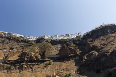 Fira bir caldera cliff üst kısmında yer alan ana şehir Santorini Adası var. Bu küçük otelin çarpıcı manzarası, Müzesi, teleferik, birkaç bar ve kulüpleri dışında olmasına rağmen merkezi konumu iyi yapar