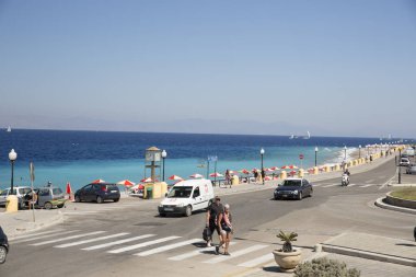 Rhodes, Yunanistan - 26 Ağustos 2017: Akti Miaouli plaj kısa yürüme mesafesinde Rodos'un şehir yer alır ve gri çakıl ve kum oluşur. Bu değil bir özellikle geniş bir plaj kum şerit.