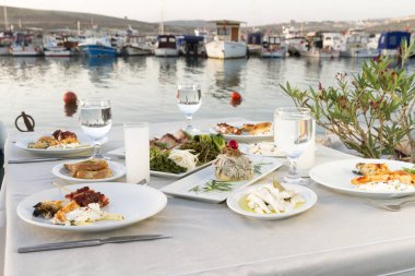 Tablo ayarı farklı deniz ürünleri yemek açık kafe 
