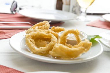 lezzetli pişmiş yemek görünümünü kapat