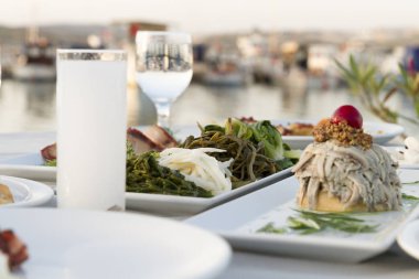 Tablo ayarı farklı deniz ürünleri yemek açık kafe 