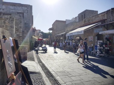 Rhodes, Yunanistan - 26 Ağustos 2017: ünlü Sokrates Caddesi'nde eski Rodos şehrine Hipokrat kare