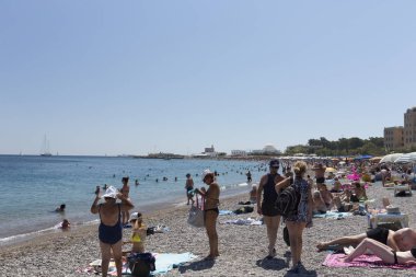 Rhodes, Yunanistan - 26 Ağustos 2017: Turist akvaryum, Rodos şehir merkezi arasında alanlarından birinin Mandraki en yakın sahile Elli Plajı yüzüyor. Akdeniz'in en güzel Plajı