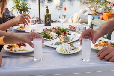 İnsanlar farklı deniz ürünleri yemek yeme ve içme açık café'de 