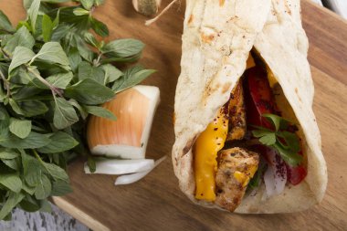 Türkçe ve Arapça geleneksel ramazan tavuk peynir erime ile Kebap 