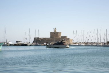 Kule ve Fort Saint Nicholas veya Mandraki askeri Limanı ve 1464 ve 1467 arasında doğal köstebek sonundaki Grand Master Zacosta tarafından inşa edilmiş bir kule tarafından korunan.