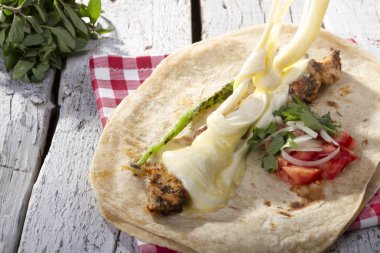 Türkçe ve Arapça geleneksel ramazan Tavuk Kebabı tortilla için hazır Eritme peynir ile şal