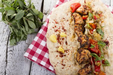 Türkçe ve Arapça geleneksel ramazan ızgara tavuk kebap rulo sarma için hazır