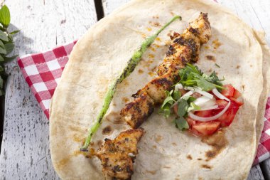 Türkçe ve Arapça geleneksel ramazan Tavuk Kebabı tortilla şal için hazır üzerinde