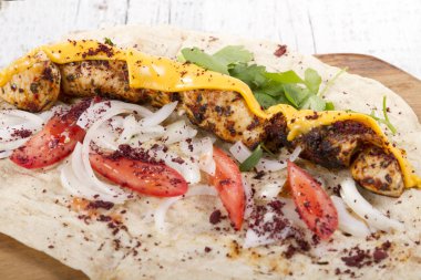 Türkçe ve Arapça geleneksel ramazan ızgara tavuk kebap rulo sarma 