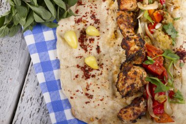 Türkçe ve Arapça geleneksel ramazan ızgara tavuk kebap rulo sarma için hazır