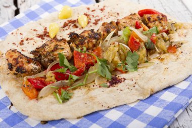 Türkçe ve Arapça geleneksel ramazan ızgara tavuk kebap rulo sarma için hazır