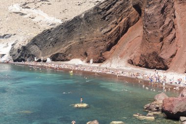 Santorini, Yunanistan - 25 Ağustos 2017: Red Beach Santorini tartışmalı Santorini en ünlü ve en güzel plajlarından biridir. Bulunduğu sadece bir adım ötede Akrotiri antik sitesi.