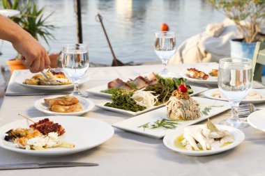 Deniz ürünleri yemek ve içecekler ile tablodan açık café'de alarak adam 