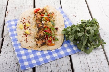 Türkçe ve Arapça geleneksel ramazan ızgara tavuk kebap rulo sarma için hazır