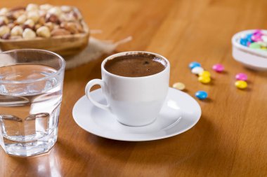 Türkçe ve Arapça siyah kahve beyaz plakalı özel tasarım cam