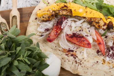 Türkçe ve Arapça geleneksel ramazan tavuk peynir erime ile Kebap 