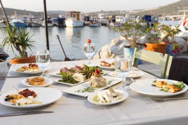 Tablo ayarı farklı deniz ürünleri yemek açık kafe 
