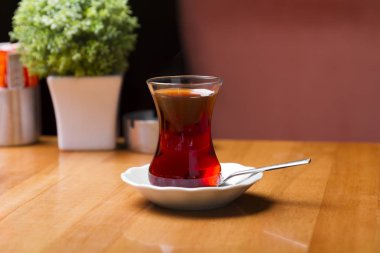 Türkçe ve Arapça geleneksel ramazan siyah çay beyaz tabak, metal kaşık, limon dilimi, kurabiye, bisküvi ve ahşap masa arka plan üzerinde fındık ile özel tasarım cam