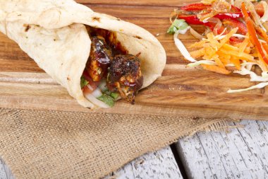 Türkçe ve Arapça geleneksel ramazan ızgara tavuk kebap rulo sarma 