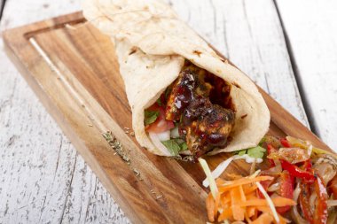 Türkçe ve Arapça geleneksel ramazan ızgara tavuk kebap rulo sarma 