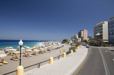 Rhodes, Yunanistan - 26 Ağustos 2017: Akti Miaouli plaj kısa yürüme mesafesinde Rodos'un şehir yer alır ve gri çakıl ve kum oluşur. Bu değil bir özellikle geniş bir plaj kum şerit.