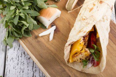 Türkçe ve Arapça geleneksel ramazan tavuk peynir erime ile Kebap 