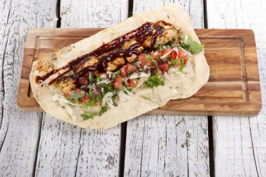 Türkçe ve Arapça geleneksel ramazan ızgara tavuk kebap rulo sarma 