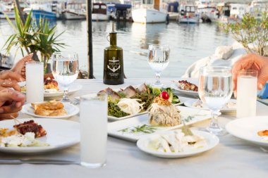 İnsanlar farklı deniz ürünleri yemek yeme ve içme açık café'de 