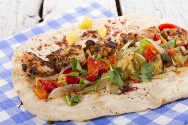 Türkçe ve Arapça geleneksel ramazan ızgara tavuk kebap rulo sarma için hazır