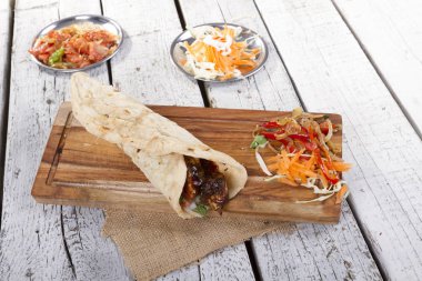 Türkçe ve Arapça geleneksel ramazan ızgara tavuk kebap rulo sarma 