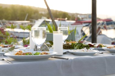 Tablo ayarı farklı deniz ürünleri yemek açık kafe 