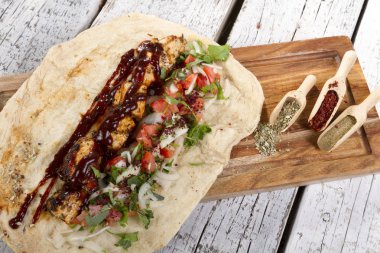 Türkçe ve Arapça geleneksel ramazan ızgara tavuk kebap rulo sarma 