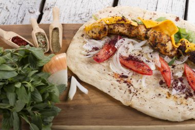 Türkçe ve Arapça geleneksel ramazan tavuk peynir erime ile Kebap 