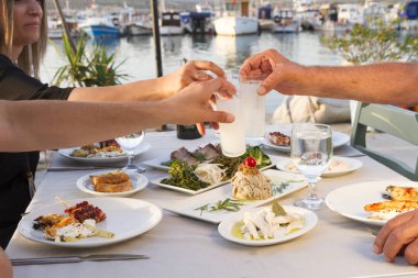 İnsanlar farklı deniz ürünleri yemek yeme ve içme açık café'de 