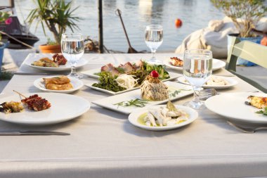 Tablo ayarı farklı deniz ürünleri yemek açık kafe 