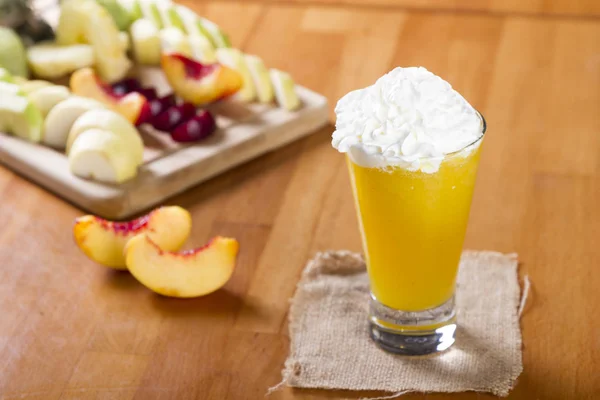 Leckerer Gesunder Pfirsich Orangen Und Mango Smoothie Cocktailglas Mit Frischen — Stockfoto