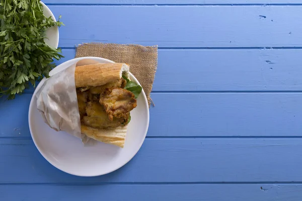 Blick Von Oben Auf Leckeres Frittiertes Fischsandwich Auf Blauem Holztisch — Stockfoto