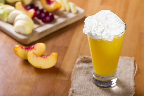 Leckerer Gesunder Pfirsich Orangen Und Mango Smoothie Cocktailglas Mit Frischen — Stockfoto