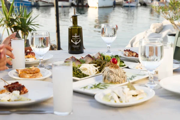 Menschen Essen Verschiedene Meeresfrüchte Und Trinken Outdoor Café — Stockfoto